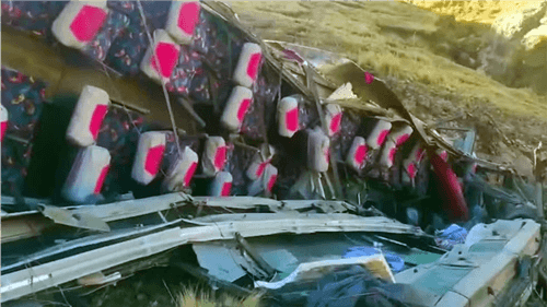 Ônibus cai em abismo e deixa 26 mortos