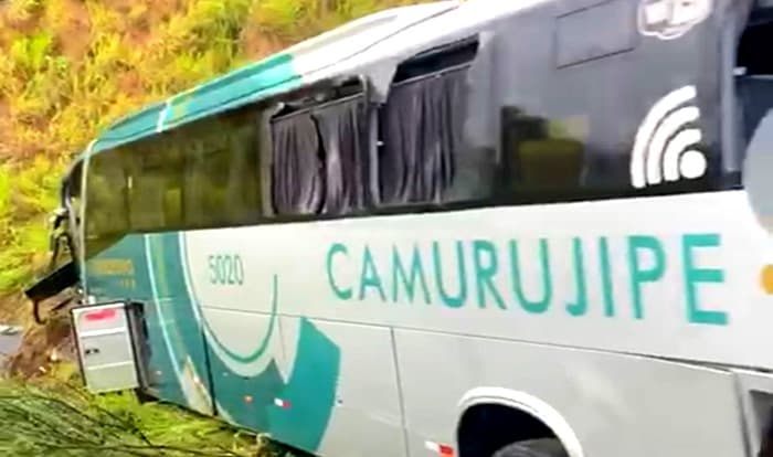 Passageiros ficam feridos após ônibus cair em ribanceira na BR-101