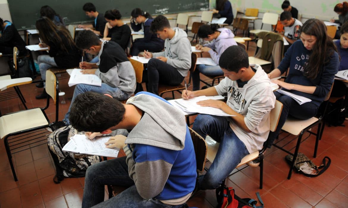 Escola deve alertar Conselho Tutelar quando aluno atingir 30% do limite de faltas