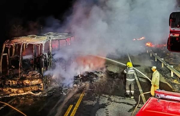 Ônibus sai de São Paulo com destino a Irecê pega fogo na Rodovia BR-020
