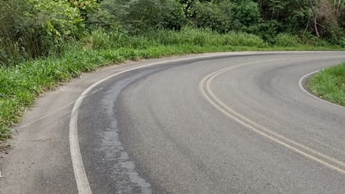Motoristas alertam para risco de acidentes por óleo derramado na BA-650 entre Ibirataia e Ipiaú