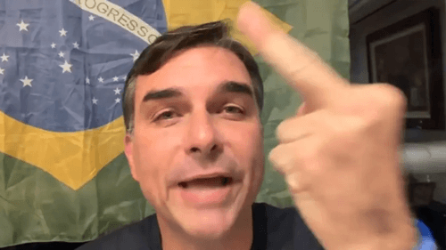 Flávio Bolsonaro critica decisão do STF e faz ataques a Lula durante transmissão ao vivo