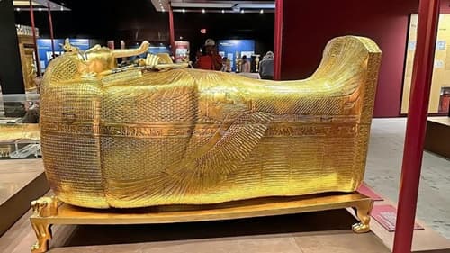 Sarcófago de Ouro de Tutancâmon impressiona por detalhes e simbolismo