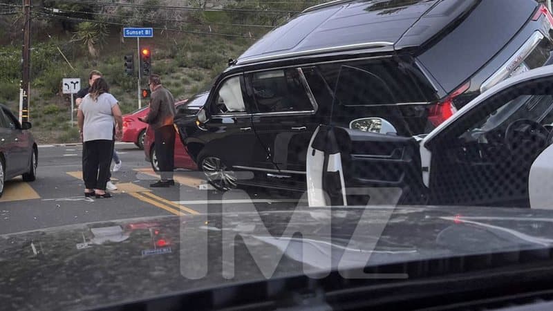Arnold Schwarzenegger se envolve em acidente de carro, e deixa mulher ferida