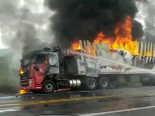 Jequié: Caminhão com carga de pneus pega fogo na BR-116