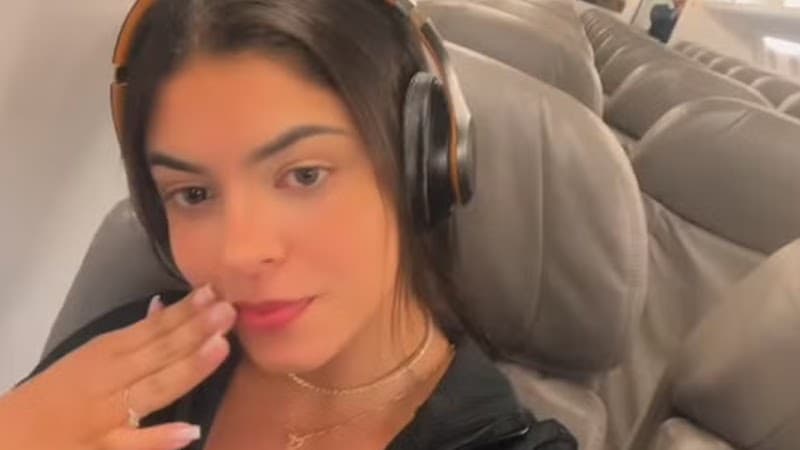 Influencer viraliza ao embarcar sozinha em avião da VoePass