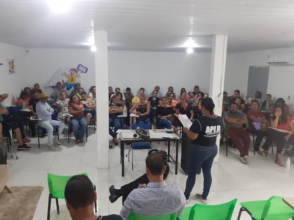 Apuarema: Professores da rede municipal cobram salário atrasado e ameaçam paralisar as atividades