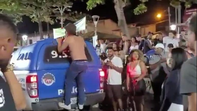 Homem pede desculpas após se pendurar em viatura da PM