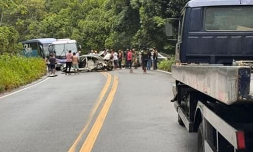 Mãe e filho morrem após colisão entre carros na Bahia