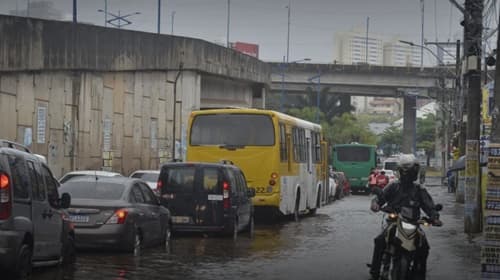 Inmet emite alerta laranja para chuvas intensas e ventos fortes na Bahia
