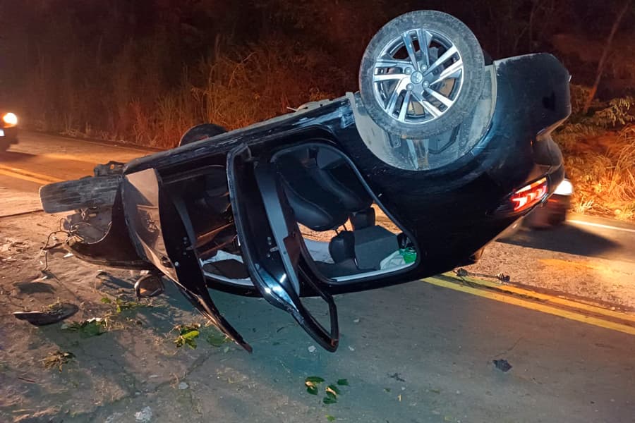 Rio de Contas: Carro capota em curva perigosa da serra das Almas na BA-148