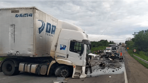 Acidente na BR-116 deixa cinco mortos, incluindo uma criança na Bahia