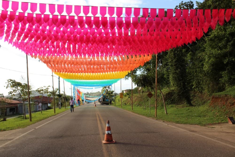 Ibirataia: Prefeitura inicia decoração junina nas principais ruas do município