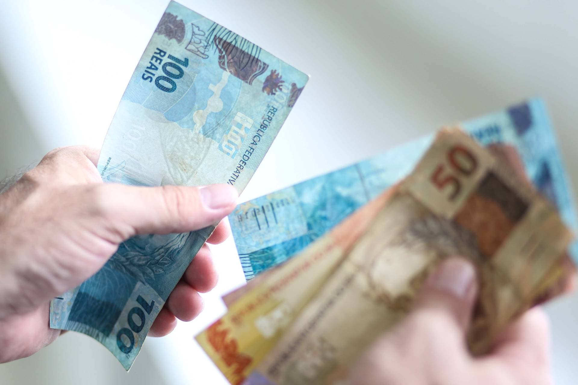 Salário de servidores ativos e aposentados será antecipado pelo Governo do Estado