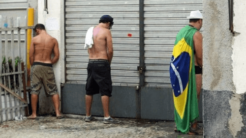Urinar na rua no Carnaval pode gerar multa e punição legal