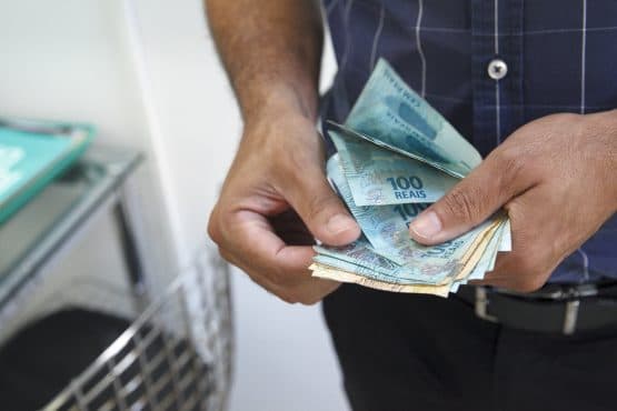 Salário mínimo reduz poder de compra do trabalhador em R$ 100