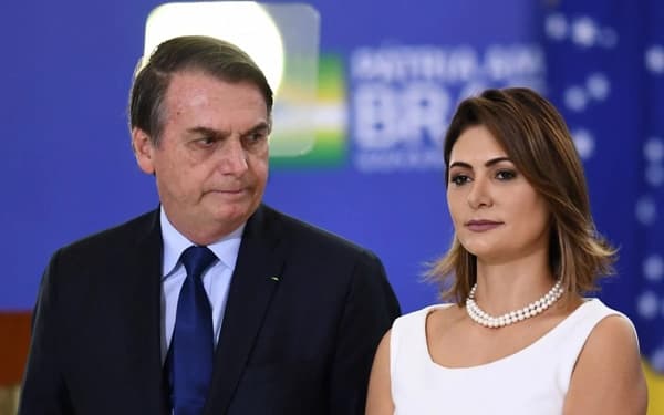 Após derrota, Michelle deixa de seguir Jair e Carlos Bolsonaro no Instagram