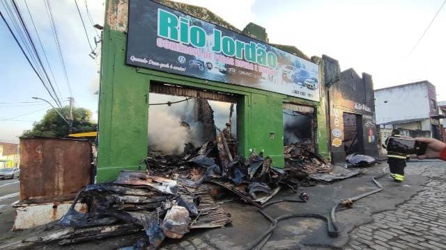 Fogo destrói duas lojas de autopeças na cidade de Feira de Santana