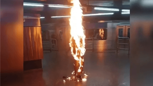 Homem ateia fogo em si mesmo na estação São Bento do metrô de SP