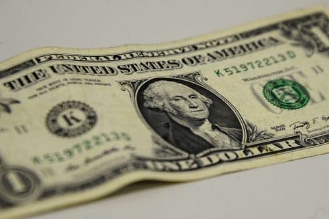 Dólar fecha com maior alta desde abril, custando R$ 5,537