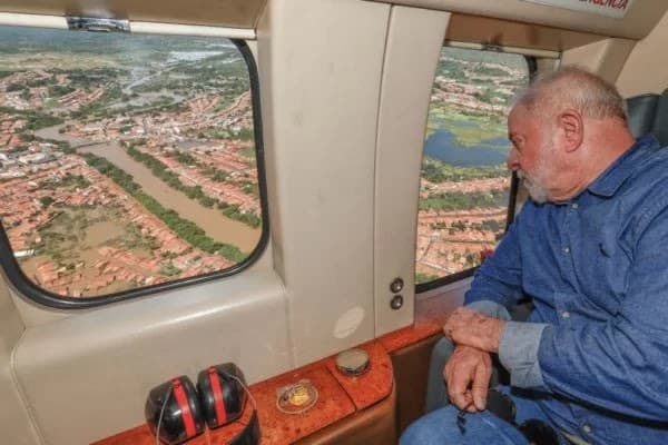 Lula sobrevoa áreas alagadas no Maranhão; 64 municípios estão em situação de emergência