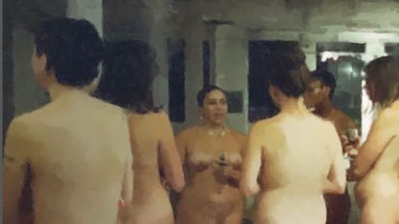 Tendência? Mulheres pagam bolada por jantar com nudez obrigatória; veja vídeo