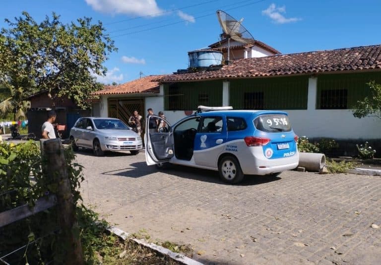 Carro roubado em Ipiaú é recuperado pela PM em Aiquara; um dos suspeitos foi preso