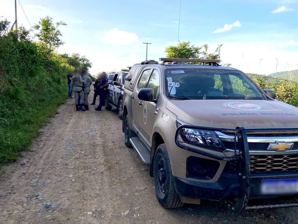 Quadrilha assalta fazenda de coronel da PM e rouba armas, veículos e os ovos de galinha