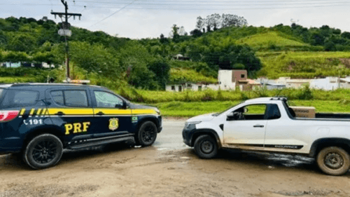 PRF recupera veículo furtado durante fiscalização na BR-330, em Ipiaú