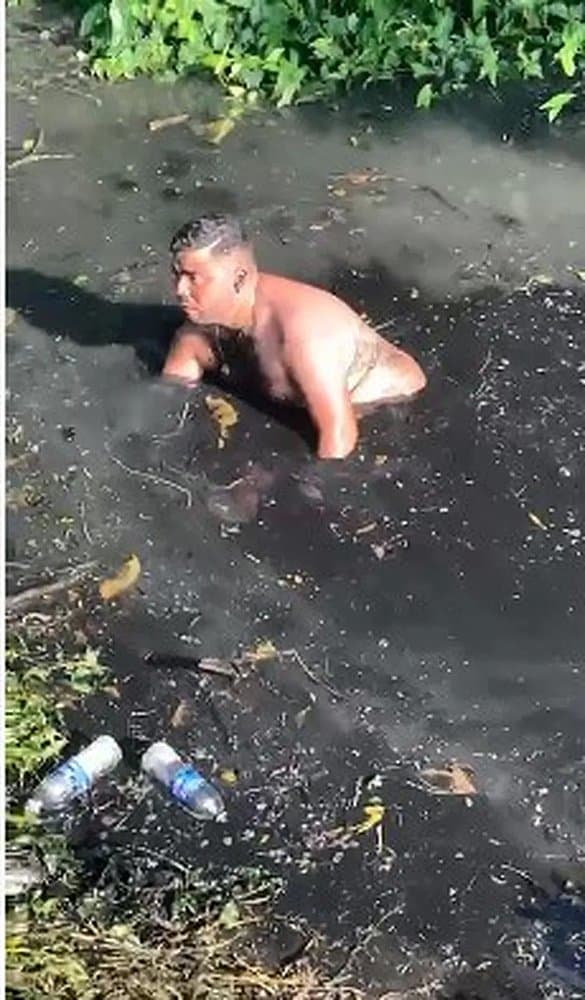 Homem pula em esgoto no Rio para resgatar iPhone de R$ 8,5 mil