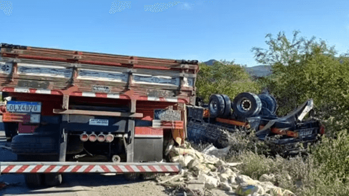 Dois homens morrem em engavetamento entre caminhões