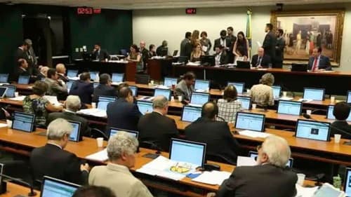 PEC que reduz maioridade penal para 16 anos avança e divide opiniões na Câmara
