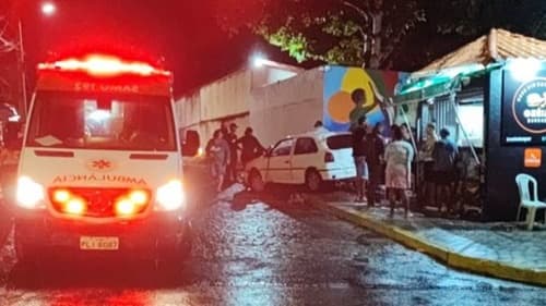 Carro invade trailer de lanches em Ipiaú e deixa três feridos