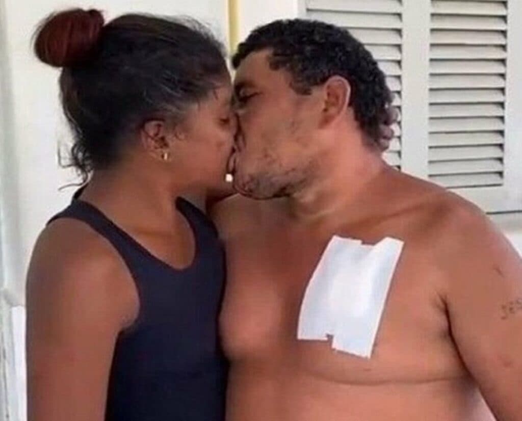 Ela não é Rita, mas ele perdoou a facada e ainda deu um beijão na porta da delegacia; assista o vídeo