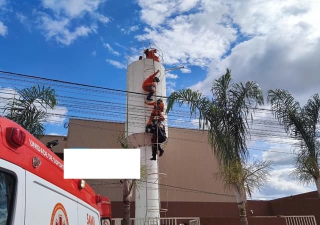 Criança em surto psicótico tenta pular de caixa d’água de 8 metros