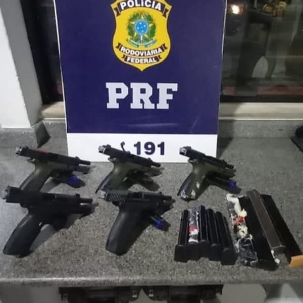 Jequié: PRF prende mulher transportando arsenal de armas em ônibus