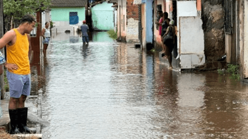 Ubatã: Chuvas alagam ruas e deixam desalojados no município