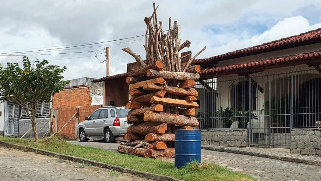 Moradora de Ibirataia faz uma das maiores fogueiras do município; veja as fotos