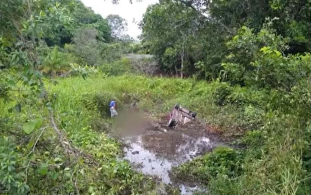 Mulher morre em acidente no extremo sul da Bahia; marido e filhos ficam feridos