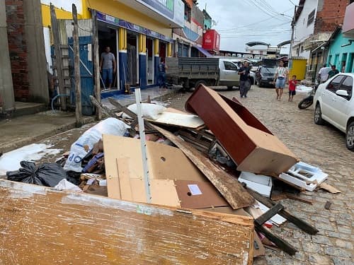 Fortes chuvas em Ibirataia causam danos a moradores e comerciantes