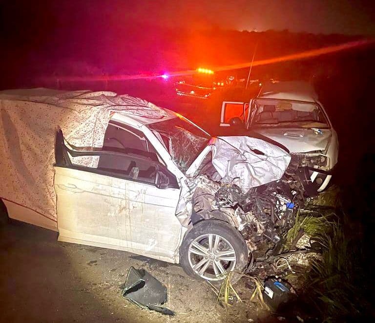 Cigana morre e duas pessoas ficam feridas após picape atingir carro na contramão