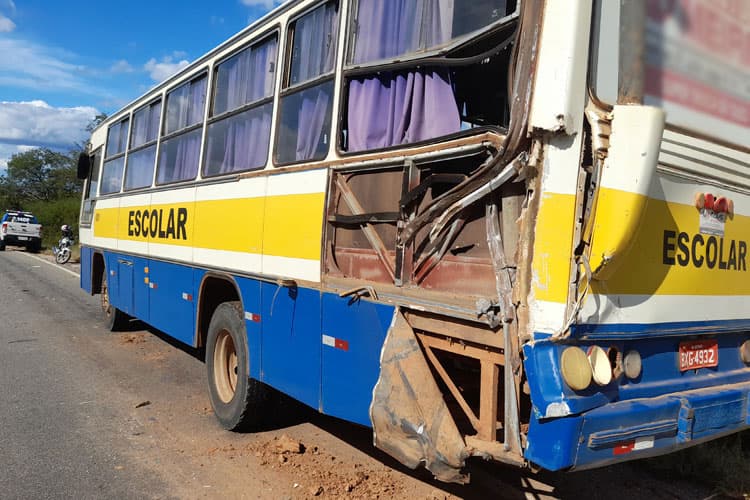 Pneu de ônibus escolar estoura e provoca acidente com carreta na Bahia