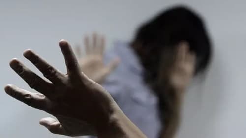Homem invade casa e estupra adolescente de 15 anos