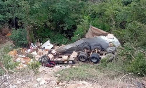 Adolescente de 17 anos morre após caminhão cair em ‘ribanceira’