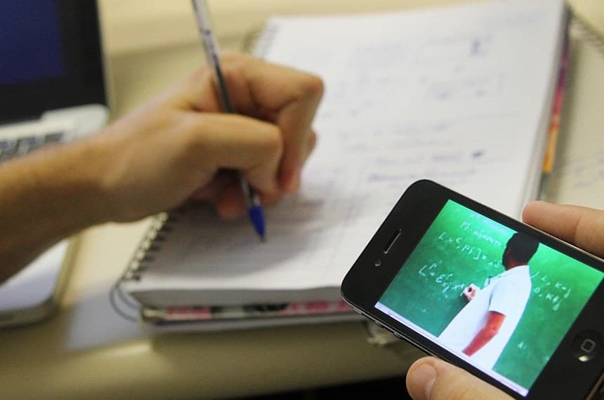 Publicada lei que determina repasse de R$ 3,5 bi para Entes aplicarem em internet para alunos da rede pública