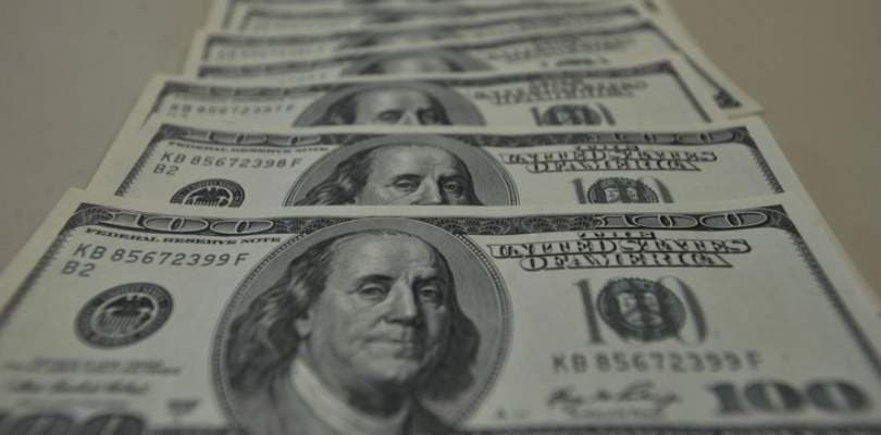 Bolsa cai e dólar sobe a R$ 5,6260 pressionados por risco fiscal