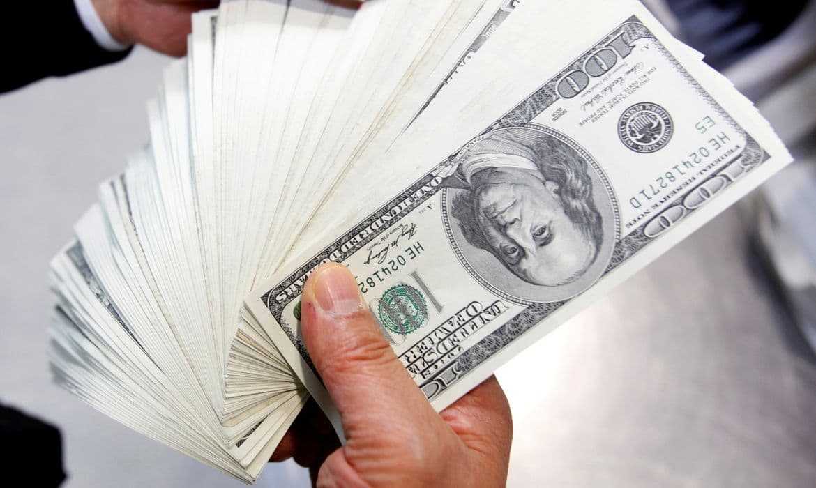 Dólar tem maior alta em dois meses e fecha a R$ 5,66