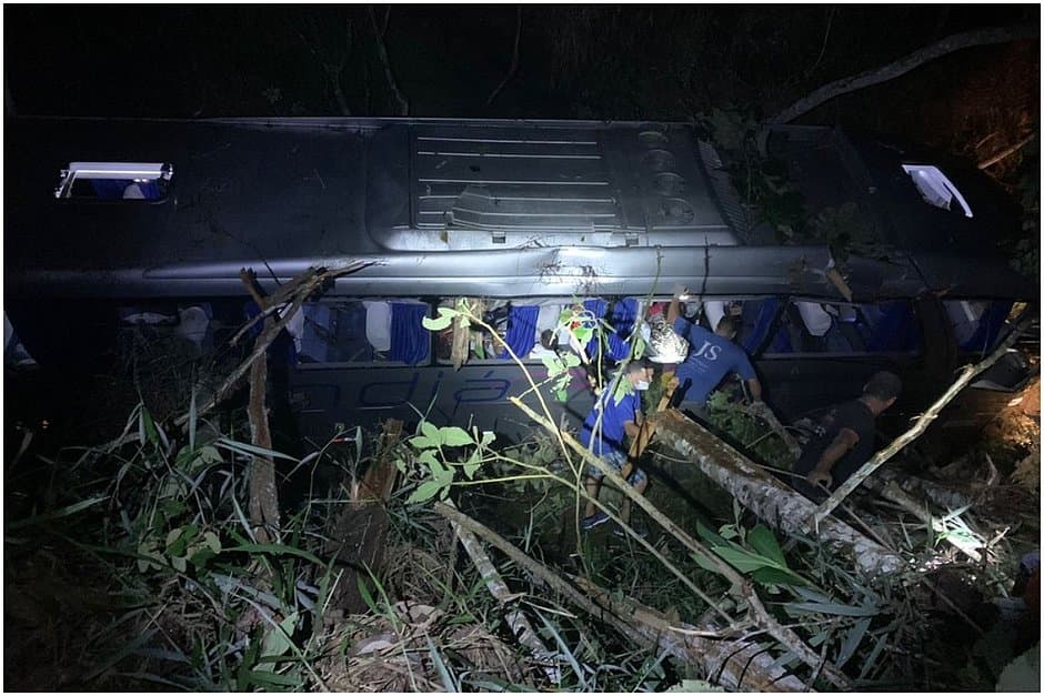 Acidente com ônibus da Buser em MG deixa ao menos dois mortos e 34 feridos