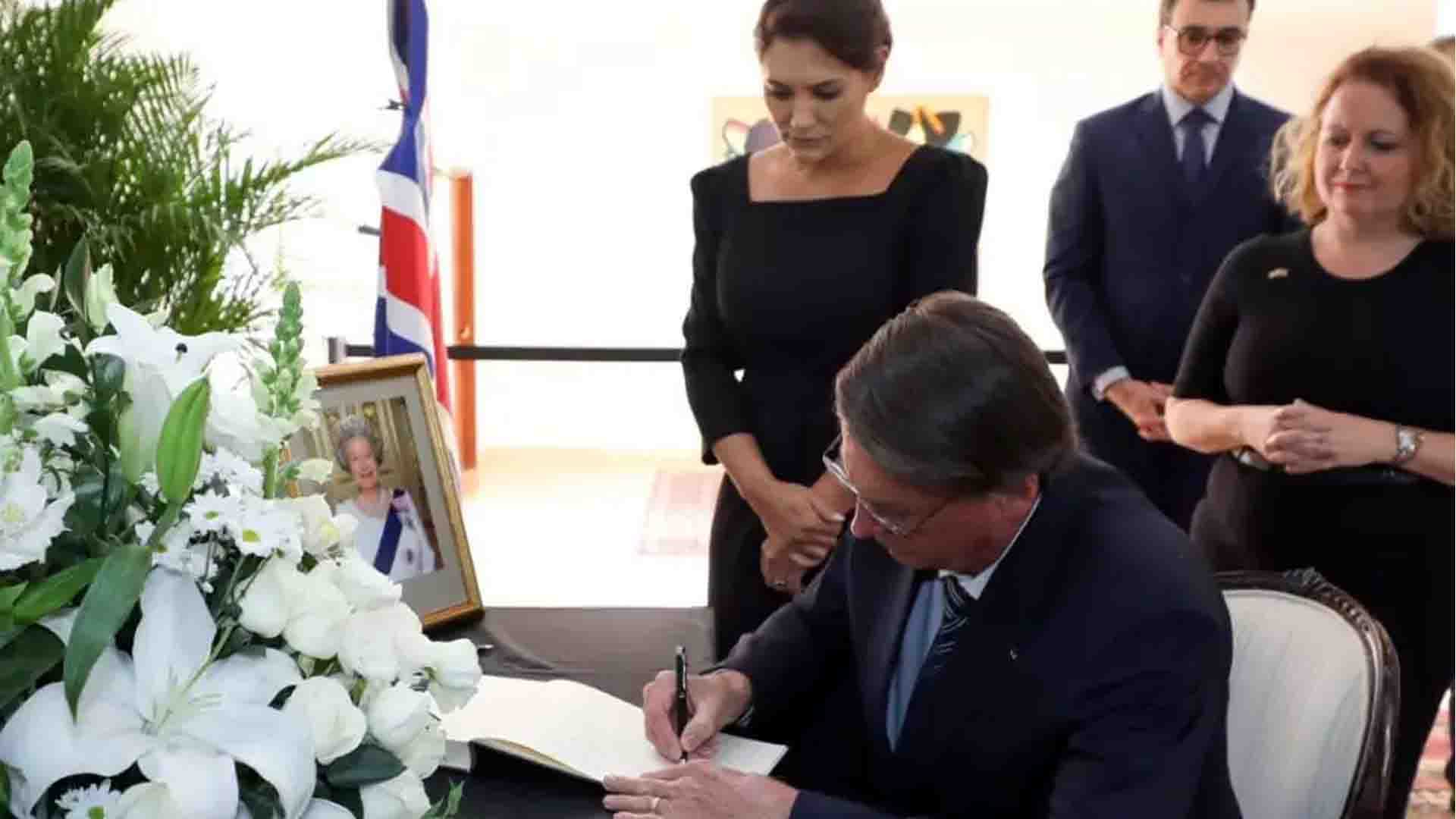 Bolsonaro visita o caixão e presta homenagem à rainha, em Londres