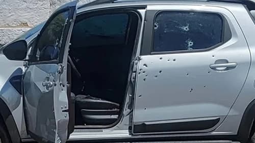 Família tem carro alvejado por dezenas de disparos na Bahia